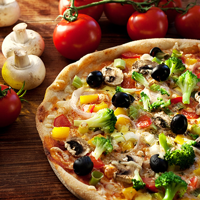 Une pizza joliment garnie de légumes
