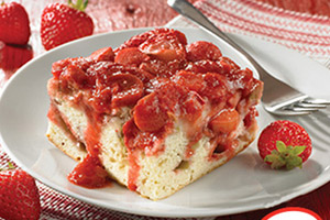 Gâteau renversé aux fraises et à la rhubarbe