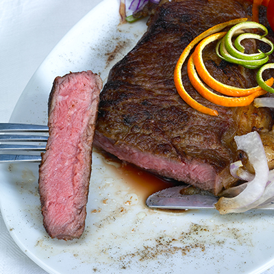 Biftecks de faux-filet de bœuf marinés