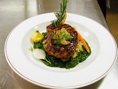 Joue et ris de veau de grain du Québec rôtis, purée de racines de persil et maitake du restaurant Le Mitoyen