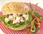 Pain Kaiser farci au fromage et au thon