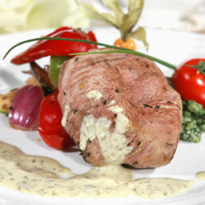 Rôtissons d'autruche, sauce piquante