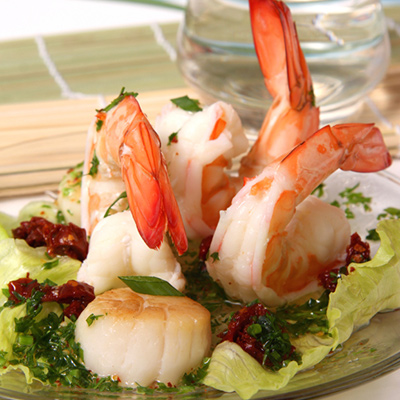 Salade de crevettes et de pétoncles, vinaigrette tiède aux pommes