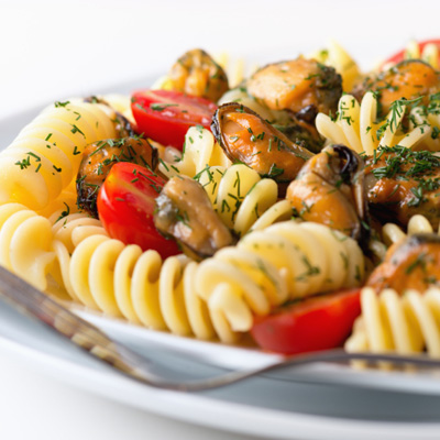 Salade de rotini aux moules et julienne de légumes aux fines herbes
