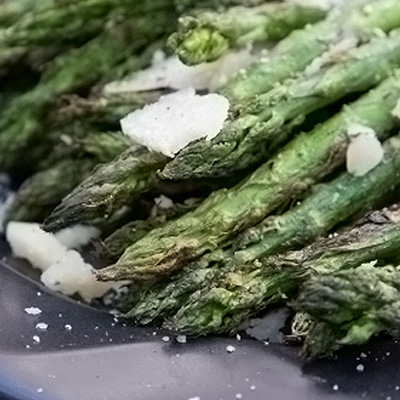 Asperges grillées et vinaigrette aux olives noires et parmesan