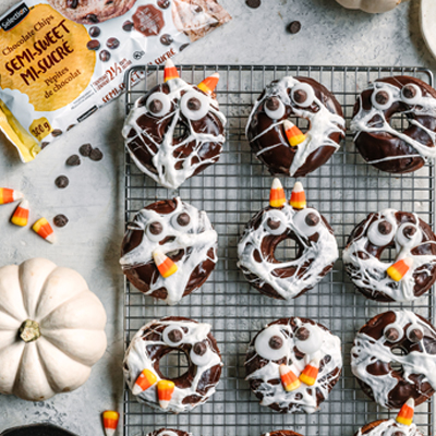 Beignets au chocolat en toile d'araignée pour l'Halloween