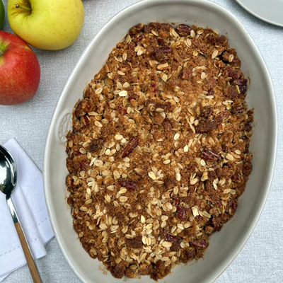 Croustillant de pommes au beurre brun avec croustade d'avoine aux amandes