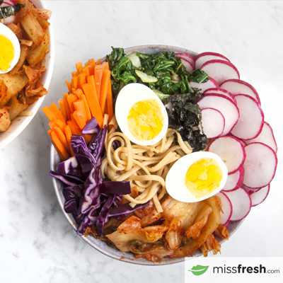 Bibimbap aux légumes et aux nouilles Udon