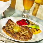 Biftecks de côte au beurre d'avocat et de tomates séchées