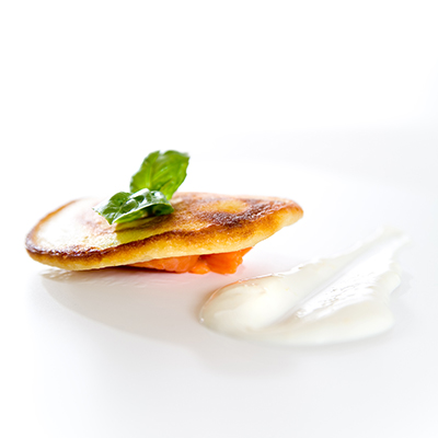 Blinis de pomme de terre, saumon fumé et crème aigre au citron