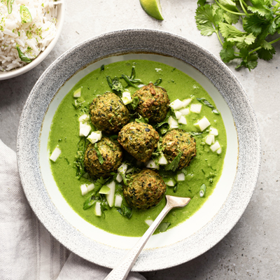 Vegetarian meatballs with green curry sauce