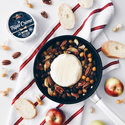 Brie triple-crème au four tout-en-un aux pommes, cerises de terre, canneberges, pacanes et miel