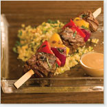Brochettes de boeuf et de légumes, sauce crème au raifort