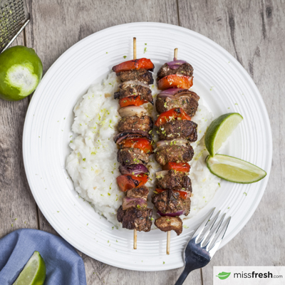 Brochettes de porc des Caraïbes avec riz à la noix de coco