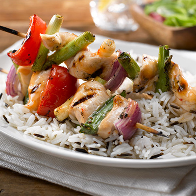Brochettes de poulet et d’oignons verts à la sauce aigre-douce