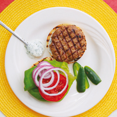 Burger de dindon à l'indienne, yogourt à la coriandre