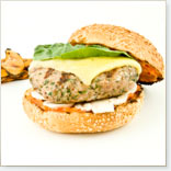 Burger de veau et poivrons grillés, sauce aux tomates séchées et cheddar fort au BBQ