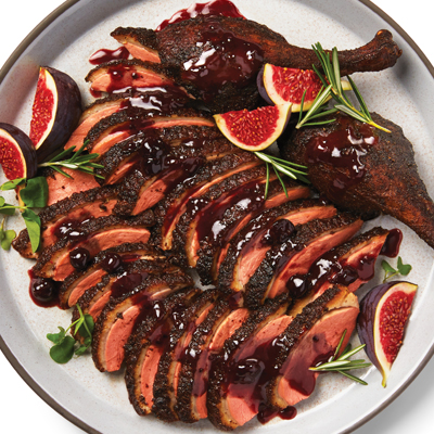 Canard braisé avec sauce aux mûres et porto