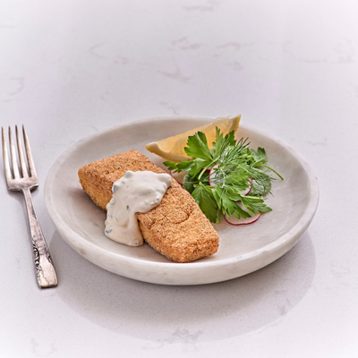 Saumon dans la semoule de maïs avec sauce tartare éclair