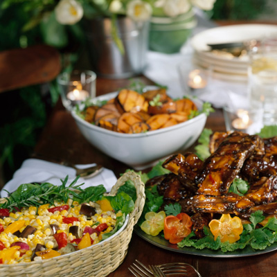 Côtelettes de porc et salade de maïs cru, d’edamames et poivron grillé