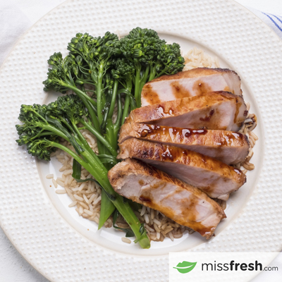 Côtelettes de porc Teriyaki servies avec riz brun et brocolini