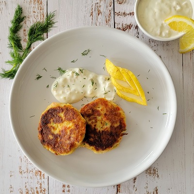 Crab cakes with creamy lemon and pear sauce