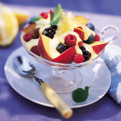 Crème de citron sure et piquante et fruits mélangés