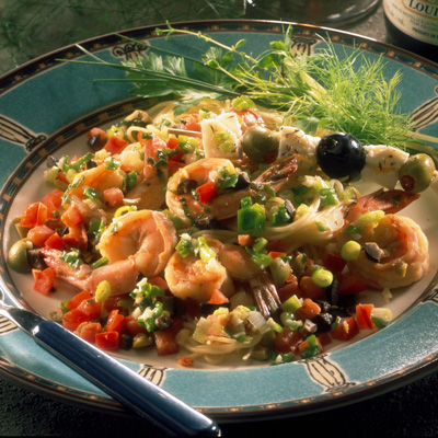 Crevettes géantes à la grecque sur un lit de capellini