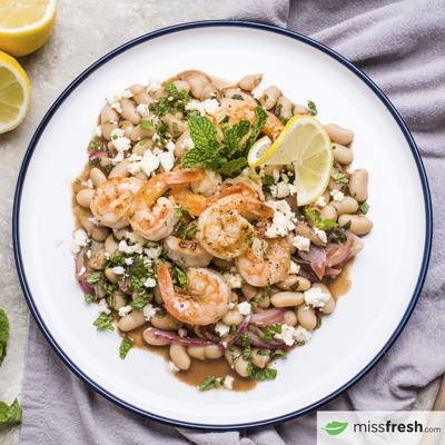 Crevettes grillées avec haricots blancs et feta