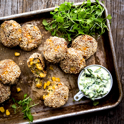 Croquettes de poulet, quinoa, maïs, zeste de lime et sésame