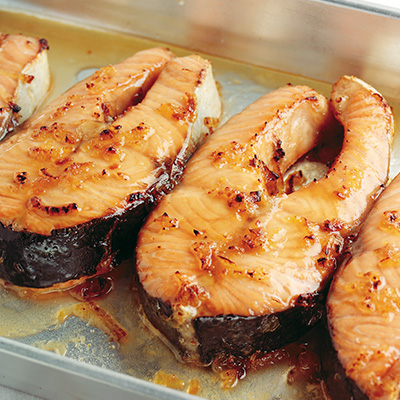 Glazed salmon steaks of maple syrup