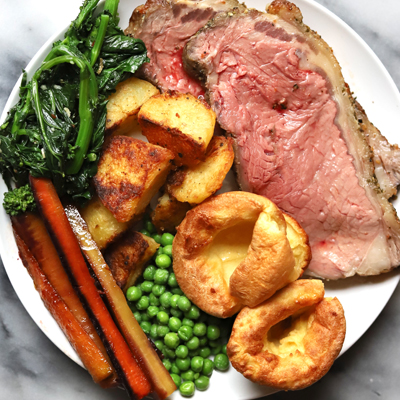 Dîner de rosbif (avec pommes de terre et Yorkshire pudding)
