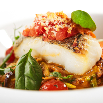 Filets d'aiglefin, sauce tomate aux câpres