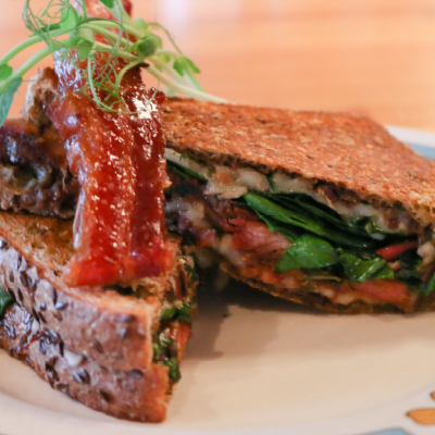 Grilled Cheese au jarret de porc et pesto d'olives