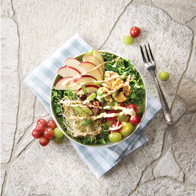 Laitue frisée et germes de luzerne aux pommes et raisins