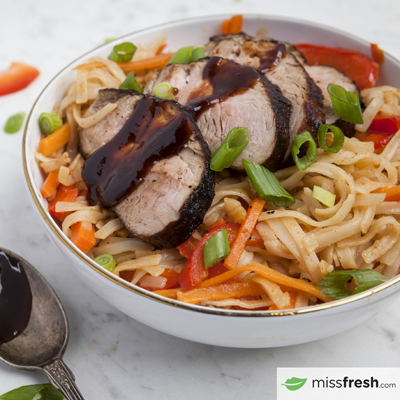 Médaillons de porc BBQ à la sauce hoisin 
avec sauté de nouilles et légumes aux arachides