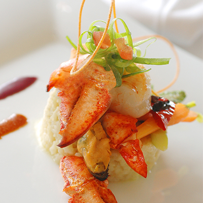 Méli-mélo de homard de l'Atlantique à la semoule de chou-fleur parfumée au gingembre et à la coriandre