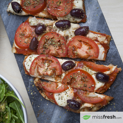 Naan pizza sur le BBQ salade de roquette à l'italienne