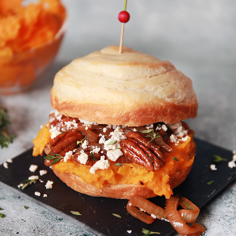 Pain brioché à la courge, oignons caramélisés, pacanes et fromage de chèvre