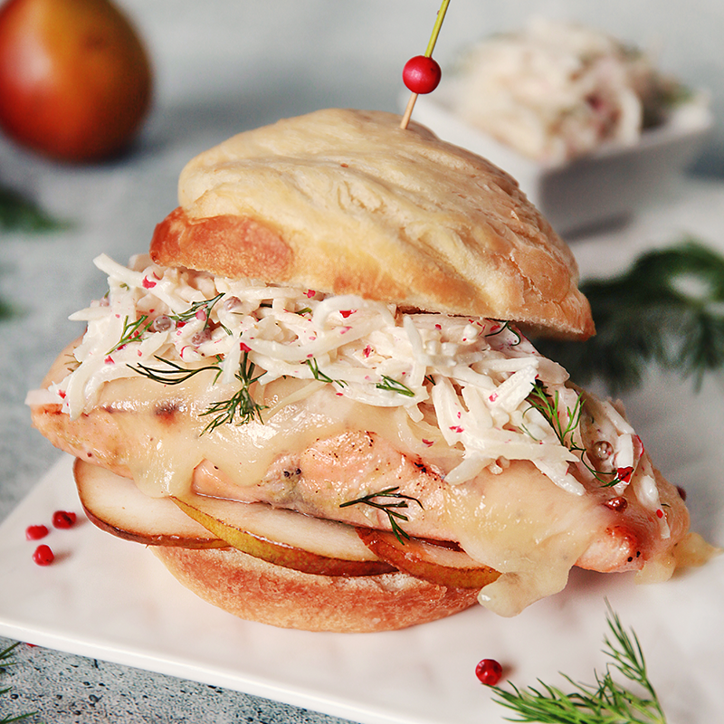Pain brioché au saumon, poire et rémoulade de céleri-rave