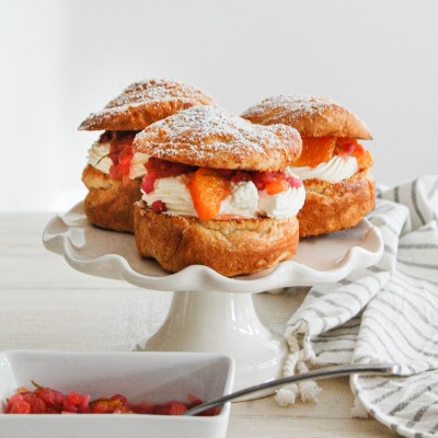 Petits pains croissants façon "chou à la crème" à la cardamome et aux agrumes