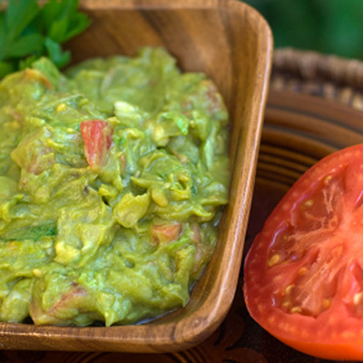 Panier de tomate à la guacamole sur nid de concombre