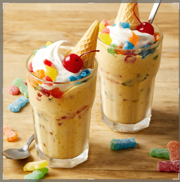 Crème glacée molle à saveur de pêche avec bonbons Sour Patch Kids
