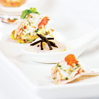 Pétoncles poêlés et copeaux de truffe, sauce à la carotte épicée