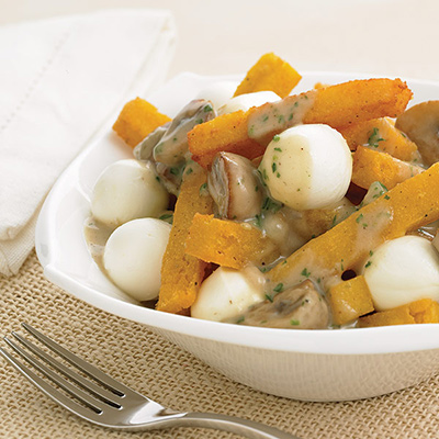 Poutine aux frites de polenta, sauce crémeuse aux champignons