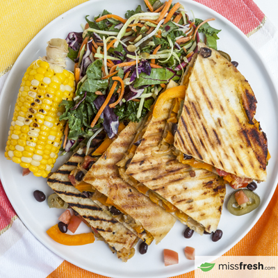 Quésadillas végétariennes avec maïs grillé et salade garnie de graines de citrouille