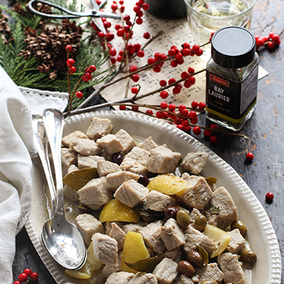 Ragoût de porc avec citron, olives et laurier