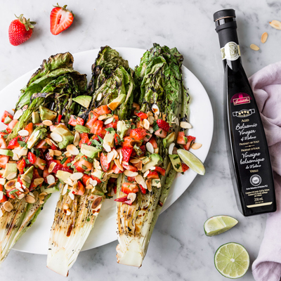 Salade de romaine grillée avec salsa de fraises