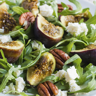 Salade de roquette aux figues et aux pacanes épicées