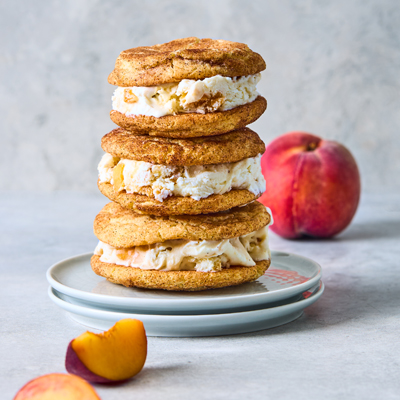 Sandwich à la crème glacée Snickerdoodle et pêche